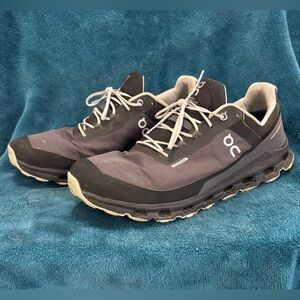 Men's Black and Gray On Cloud Running Shoes size 10